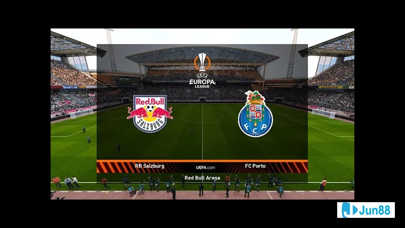 Cầu thủ Salzburg đang chống đỡ sự áp đảo từ cầu thủ FC Porto trong trận đấu quyết liệt.