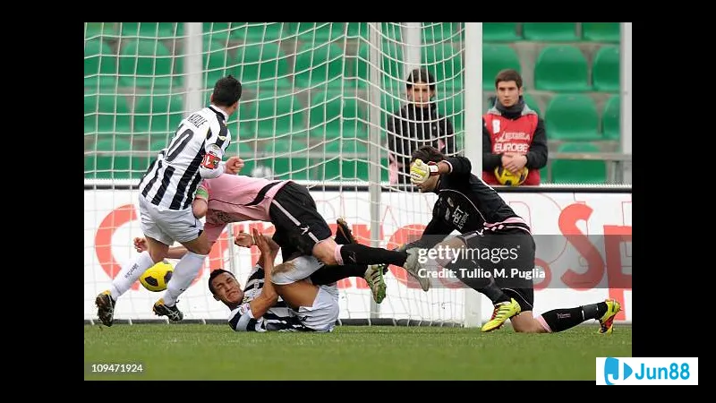 Các cầu thủ Udinese và Palermo tranh chấp bóng trên sân