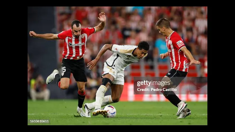 Cầu thủ của Athletic Bilbao nỗ lực chặn đứng pha tấn công của Real Madrid trên sân cỏ
