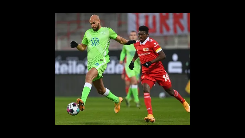 Cầu thủ của Wolfsburg với sự quyết tâm đối đầu với cầu thủ của Union Berlin.