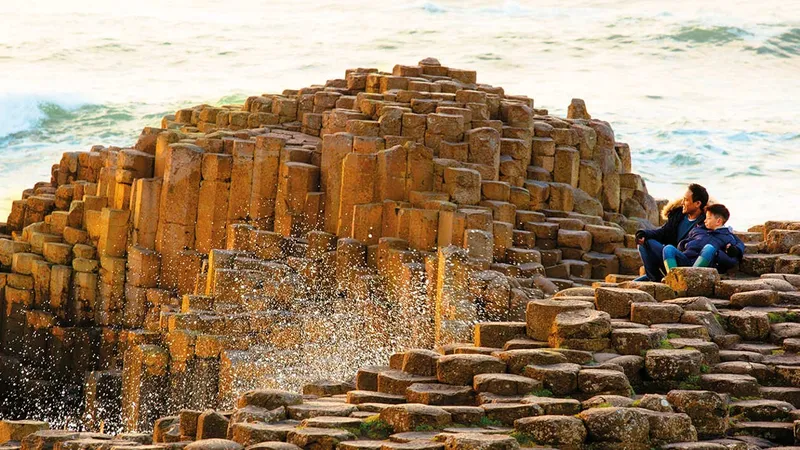 Cầu thủ Bắc Ireland kỷ niệm bàn thắng với niềm vui trên khuôn mặt